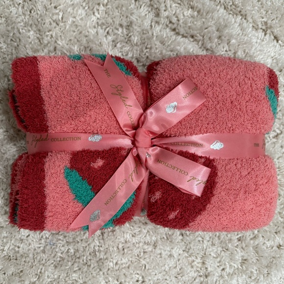 Madi Nelson limited edition The Styled Collection Strawberry print blanket 🍓 ✨ - Picture 4 of 4